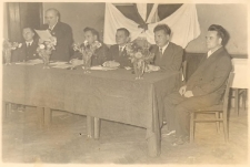 Fotografia Józefa Misiorka przy stole prezydialnym, lata 50. XX w. [Dokument ikonograficzny]