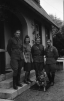 [Oficerowie sztabu III Bat. 33 P. p. przed kwaterą dowódcy - Szklarska Poręba] [Dokument ikonograficzny]