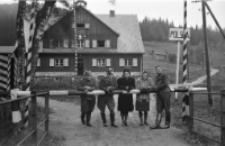 [Porucznik Bogdan Ginter dow. III bat. 33 P. p. przed Strażnicą w Tkaczach] [Dokument ikonograficzny]