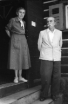 [Hofmanowie przed domem - Szklarska Poręba] [Dokument ikonograficzny]