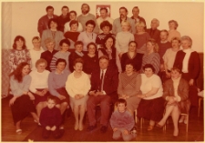 Zdjęcie grupowe pracownik&oacute;w Urzędu Gminy Oborniki Śląskie z naczelnikiem Pawłem Misiorkiem, lata 80. XX w. [Dokument ikonograficzny]