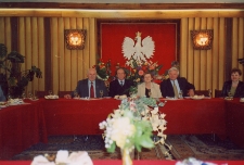 Zdjęcie Janiny Biernackiej z byłymi burmistrzami Romanem Głowaczewskim i Eugeniuszem Jakubiakiem oraz urzędującym Pawłem Misiorkiem podczas uroczystości z okazji przejścia na emeryturę, maj 2004 r. [Dokument ikonograficzny]