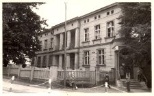 Zdjęcie budynku przy ul. Trzebnickiej 1, siedziby Gminnej Spółdzielni, Banku Spółdzielczego i apteki (obecnie Urząd Miejski), 1962-1966 r. [Dokument ikonograficzny]