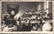Chór Szkoły Podstawowej nr 1 w sali gimnastycznej, ok. 1965 r. [Dokument ikonograficzny]