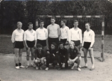 Drużyna piłki ręcznej Klubu Sportowego Bór Oborniki Śląskie, ok. 1970 r. [Dokument ikonograficzny]