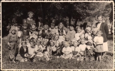 Dzieci z przedszkola przy ul. Trzebnickiej (dziś Szkoła Podstawowa nr 3), 1954–55 r. [Dokument ikonograficzny]