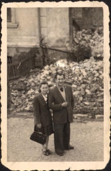 Janina i Zygmunt Pawlukowie - pierwsze zdjęcie po przyjeździe do Obornik Śląskich z Podlasia, lata 40. [Dokument ikonograficzny]