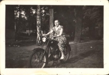 Janina Pawluk na motocyklu, ok. 1960 r. [Dokument ikonograficzny]