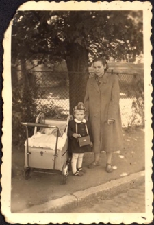 Okolice stawu przy ul. Waryńskiego (dziś ul. Wyszyńskiego) - Janina Pawluk z dziećmi Jolą i Zbyszkiem w wózku, 1952 r. [Dokument ikonograficzny]