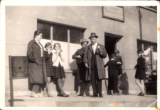 Otwarcie lodziarni u Kozła, druga z lewej stoi Ewa Pawluk, 1961 lub 1962 r. [Dokument ikonograficzny]