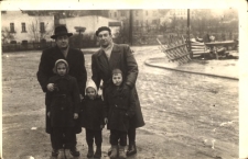 Skrzyżowanie obecnych ulic Skłodowskiej i Dworcowej - na pierwszym planie z prawej Zygmunt Pawluk z dziećmi: Jolą, Ewą i Zbyszkiem, 1958-1959 r. [Dokument ikonograficzny]