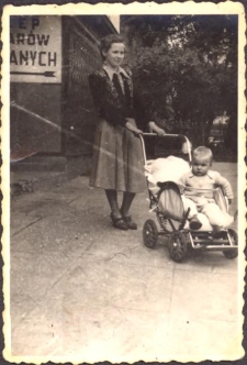 Ulica Dworcowa 62 - Janina Pawluk z synem Zbyszkiem, lata 50. XX w. [Dokument ikonograficzny]
