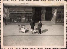Ulica Dworcowa 62 - Zygmunt Pawluk z dziećmi Jolą i Zbyszkiem obok z prawej Mieczysław Michej z synem Krzysztofem , lata 50. XX w. [Dokument ikonograficzny]