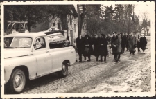 Pogrzeb Franciszki Pawluk, ul. Trzebnicka 63, 1964 r. [Dokument ikonograficzny]