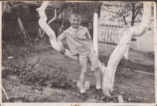 Zjazd rodziny Pawluków - dzieci na podwórku koło studni, lata 60. XX w. (Fot. 3) [Dokument ikonograficzny]