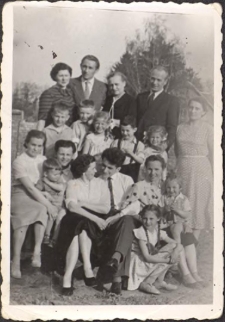 Zjazd rodziny Pawluków - zdjęcie z sąsiadami, lata 60. XX w. [Dokument ikonograficzny]
