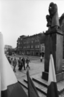 Jelenia Góra : przed pomnikiem bohaterów Armii Radzieckiej (fot. 2) [Dokument ikonograficzny]