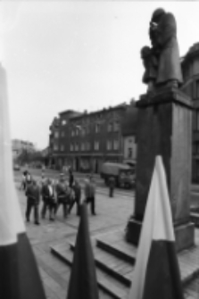 Jelenia Góra : przed pomnikiem bohaterów Armii Radzieckiej (fot. 3) [Dokument ikonograficzny]