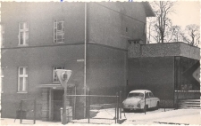 Pierwsza siedziba biblioteki publicznej w latach 1949-1953 w Obornikach Śląskich przy ul. Łokietka (na 1 piętrze), lata 70. XX w. [Dokument ikonograficzny]