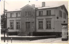 Trzecia siedziba biblioteki publicznej w latach 1961-1972 w budynku Urzędu Miasta i Gminy Oborniki Śląskie przy ul. Dworcowej 26 (obecnie Obornicki Ośrodek Kultury), lata 70. XX w. [Dokument ikonograficzny]