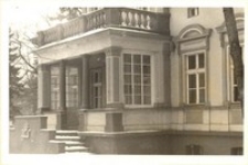 Siedziba biblioteki gminnej przy ul. Trzebnickiej w Obornikach Śląskich w latach 60. XX w. (obecnie budynek mieszkalny), lata 70. XX w. [Dokument ikonograficzny]