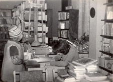 Biblioteka publiczna w Obornikach Śląskich podczas wypożyczeń: na zdjęciu pracownik sezonowy Katarzyna Rychwalska, 1978 r. [Dokument ikonograficzny]