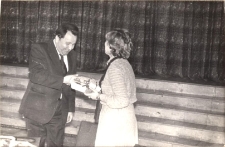 Obchody jubileuszu 30-lecia biblioteki publicznej w Obornikach Śląskich - podziękowania za współpracę dyrektorowi ośrodka kultury Tadeuszowi Braszce, 1979 r. [Dokument ikonograficzny]