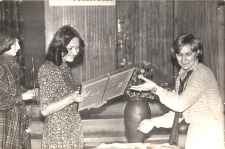 Obchody jubileuszu 30-lecia biblioteki publicznej w Obornikach Śląskich - nagroda dla kierownika filii w Pęgowie Danuty Karpińskiej, 1979 r. [Dokument ikonograficzny]