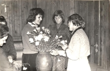 Obchody jubileuszu 30-lecia biblioteki publicznej w Obornikach Śląskich - nagroda dla Haliny Łoś, kierownika punktu w Wilczynie, 1979 r. [Dokument ikonograficzny]