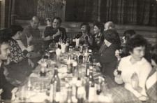 Obchody jubileuszu 30-lecia biblioteki publicznej w Obornikach Śląskich - spotkanie towarzyskie, 1979 r. (fot. 1) [Dokument ikonograficzny]