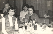 Obchody jubileuszu 30-lecia biblioteki publicznej w Obornikach Śląskich - spotkanie towarzyskie, 1979 r. (fot. 2) [Dokument ikonograficzny]