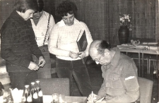 Obchody jubileuszu 30-lecia biblioteki publicznej w Obornikach Śląskich - Andrzej Waligórski składa autografy, 1979 r. [Dokument ikonograficzny]