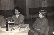 Obchody jubileuszu 30-lecia biblioteki publicznej w Obornikach Śląskich - zastępca inspektora Danuta Adamowicz, kierownik Biblioteki Pedagogicznej Krystyna Zając, 1979 r. [Dokument ikonograficzny]