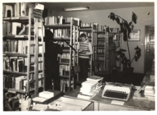 Wnętrze biblioteki publicznej w Obornikach Śląskich przy ul. Trzebnickiej 1a, wypożyczalnia dla dorosłych, 1980 r. [Dokument ikonograficzny]