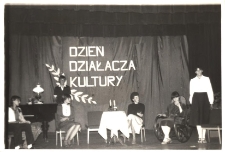 Koło Miłośników Literatury przy bibliotece publicznej w Obornikach Śląskich, montaż „Mnie ta ziemia od innych droższa”, 1981 r. [Dokument ikonograficzny]