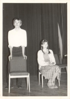 Koło Miłośników Literatury przy bibliotece publicznej w Obornikach Śląskich, Ryszard Brodziak i Kasia Juchniewicz, 1981 r. [Dokument ikonograficzny]