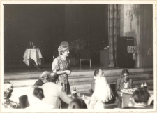 Obchody Dnia Działacza Kultury, Anna Guzowska, wicedyrektor Wojew&oacute;dzkiej i Miejskiej Biblioteki Publicznej we Wrocławiu, 1981 r. [Dokument ikonograficzny]