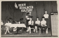 Dzień Działacza Kultury, występ Koła Miłośników Literatury w programie „Różne odcienie poezji”, opiekun Irena Zielińska, 30.05.1982 r. [Dokument ikonograficzny]