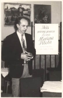 Spotkanie z pisarzem Marianem Pilotem zorganizowane przez bibliotekę publiczną w Obornikach Śląskich w ośrodku kultury, 9.05.1982 r. [Dokument ikonograficzny]
