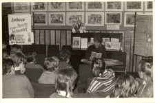 Prelekcja Danuty Jędrowiak z Wojewódzkiej i Miejskiej Biblioteki Publicznej we Wrocławiu zorganizowane przez bibliotekę publiczną w Obornikach Śląskich w ośrodku kultury, czerwiec 1982 r. [Dokument ikonograficzny]