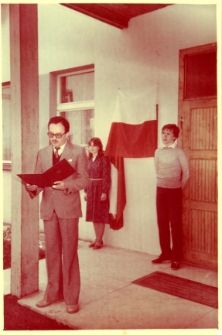 Nadanie Miejskiej i Gminnej Bibliotece Publicznej w Obornikach Śląskich imienia Jarosława Iwaszkiewicza - odsłonięcie tablicy pamiątkowej przez dyrektora Wydziału Kultury i Sztuki Urzędu Wojewódzkiego we Wrocławiu Andrzeja Biegańskiego, maj 1984 r. (fot. 1) [Dokument ikonograficzny]