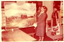 Nadanie Miejskiej i Gminnej Bibliotece Publicznej w Obornikach Śląskich imienia Jarosława Iwaszkiewicza - przekazanie daru w postaci obrazu z pejzażem przez Wojewódzką i Miejską Bibliotekę Publiczną we Wrocławiu dyrektor Irenie Zielińskiej, maj 1984 r. (fot. 4) [Dokument ikonograficzny]