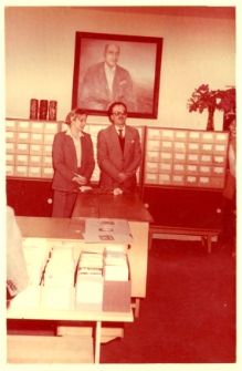 Nadanie Miejskiej i Gminnej Bibliotece Publicznej w Obornikach Śląskich imienia Jarosława Iwaszkiewicza - przekazanie daru w postaci portretu Jarosława Iwaszkiewicza przez Andrzeja Biegańskiego, dyrektora Wydziału Kultury i Sztuki Urzędu Wojew&oacute;dzkiego we Wrocławiu, dyrektor Irenie Zielińskiej, maj 1984 r. (fot. 5) [Dokument ikonograficzny]