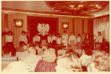 Nadanie Miejskiej i Gminnej Bibliotece Publicznej w Obornikach Śląskich imienia Jarosława Iwaszkiewicza - młodzież Koła Miłośników Literatury działającego przy bibliotece wykonuje montaż poetycko-muzyczny oparty na tekstach J. Iwaszkiewicza z muzyką K. Szymanowskiego, maj 1984 r. (fot. 1) [Dokument ikonograficzny]