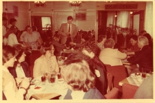 Nadanie Miejskiej i Gminnej Bibliotece Publicznej w Obornikach Śląskich imienia Jarosława Iwaszkiewicza - toast w Urzędzie Stanu Cywilnego, maj 1984 r. (fot. 10) [Dokument ikonograficzny]