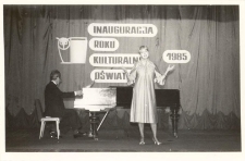 Inauguracja Roku Kulturalno-Oświatowego występem Ireny Remiszewskiej z Wrocławia, zorganizowana przez Obornicki Ośrodek Kultury i Bibliotekę im. J. Iwaszkiewicza, 1985 r. (fot. 1) [Dokument ikonograficzny]