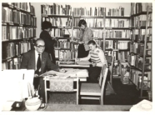Lekcja biblioteczna prowadzona przez Małgorzatę Pendyk w Bibliotece im. J. Iwaszkiewicza w Obornikach Śląskich, czytelnia dla dorosłych, wrzesień 1985 r. [Dokument ikonograficzny]