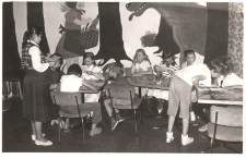 Rozpoczęcie konkursu organizowanego wspólnie przez bibliotekę publiczną i ośrodek kultury „Ulubione postaci z twoich baśni”, na zdjęciu Romana Obrocka zapoznaje dzieci z zasadami konkursu, 1986 r. [Dokument ikonograficzny]