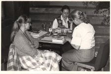 Rozstrzygnięcie konkursu organizowanego wspólnie przez bibliotekę publiczną i ośrodek kultury „Ulubione postaci z twoich baśni”, na zdjęciu przyznawanie nagród, na zdjęciu Halina Pietrzak, Romana Obrocka, Irena Zielińska, 1986 r. [Dokument ikonograficzny]