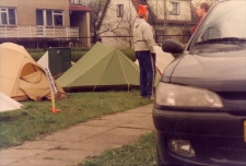 46. Światowy Młodzieżowy Zlot Campingu i Caravaningu w Obornikach Śląskich, miasteczko namiotowe Holendrów, 16.04.1998 r. (fot. 3) [Dokument ikonograficzny]